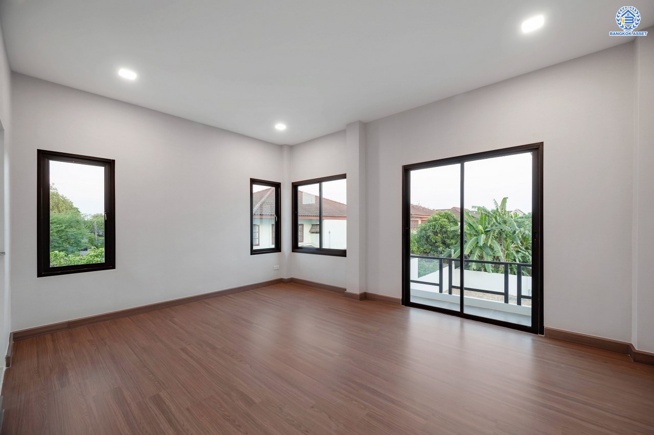 บ้านมือสองตกแต่งใหม่ หลังใหญ่พิเศษ โครงการ ชวนชื่นกรีนวิลล์ พุทธมณฑลสาย2 เนื้อที่ 108 ตร.ว. พื้นที่ใช้สอย 250 ตร.ม. ภายในตกแต่งหรูหรา บรรยากาศเป็นส่วนตัว พร้อมมีสระว่ายน้ำในตัว มาพร้อมฟังก์ชันจัดเต็ม 4 ห้องนอน 4 ห้องน้ำ 1 ห้องแม่บ้าน จอดรถได้ 2 คัน บนทำเลศักยภาพ เข้า-ออกได้ทั้ง ถ.พุทธมณฑลสาย2 และ ถ.กาญจนาภิเษก ใกล้ทางคู่ขนานลอยฟ้าบรมราชชนนี, เซ็นทรัลปิ่นเกล้า และม.มหิดล